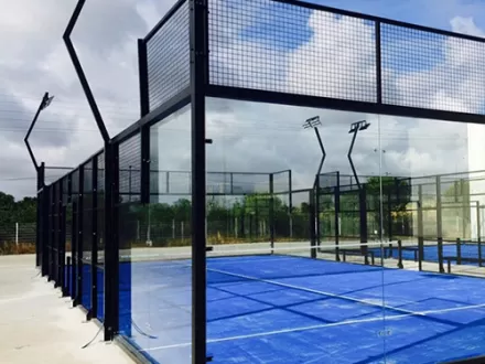P02Q Padel en un club de alta gama en los EAU