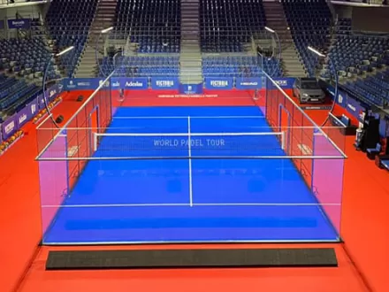 Padel Tennis Court FX-P03 en un patio trasero del Reino Unido