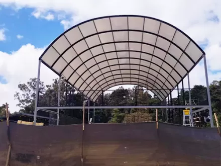 FX-P02Q Padel en una comunidad residencial española