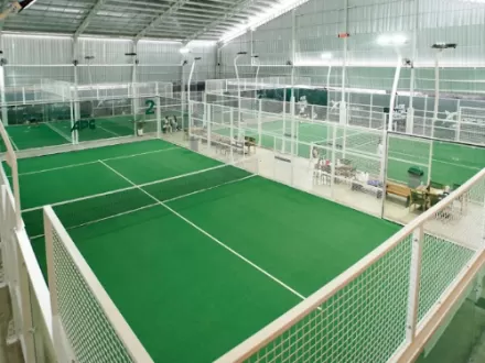 Estudio de caso de Indonesia | 5 P02Q Half Panoramic Padel Courts impulsan un lanzamiento de club de primer nivel
