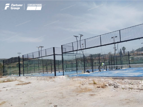 Historia de éxito del cliente: 3 canchas de padel de medio panorámico instaladas cerca de Gibraltar, España
