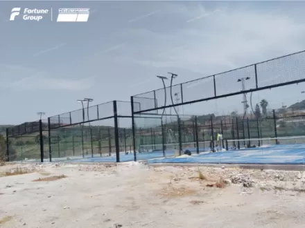 Historia de éxito del cliente: 3 canchas de padel de medio panorámico instaladas cerca de Gibraltar, España