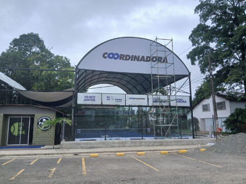 Spotlight del cliente: Tribunas de techo fijo instaladas en Colombia | Modelo P05 de Fortune Padel