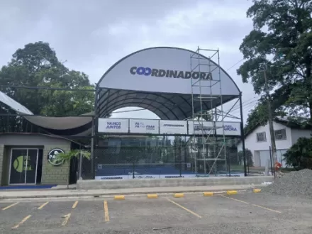 Spotlight del cliente: Tribunas de techo fijo instaladas en Colombia | Modelo P05 de Fortune Padel