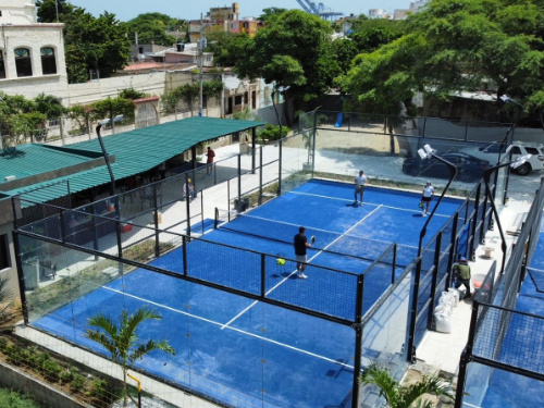 Historia de éxito del cliente | Tribunales de Padel en Colombia 2 Tribunales P02Q medio panorámicos entregados e instalados