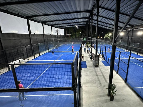 Estudio de caso del cliente | Proyecto Padel Club en Panamá con 4 canchas medio panorámicas (P02Q)